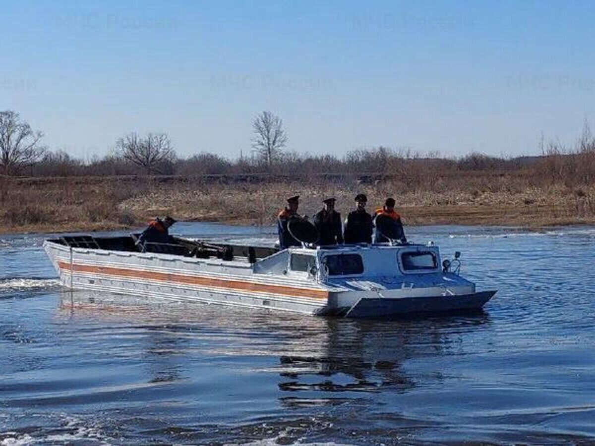    Работы по укреплению тела дамбы на реке Алабуга в селе Казанское Тюменской области© Фото : Главное управление МЧС России по Тюменской области