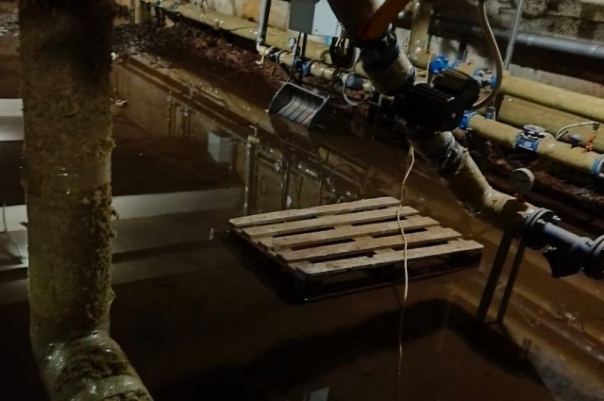    У дома на Железнодорожный топит подвал, мэр обещает проблему решить