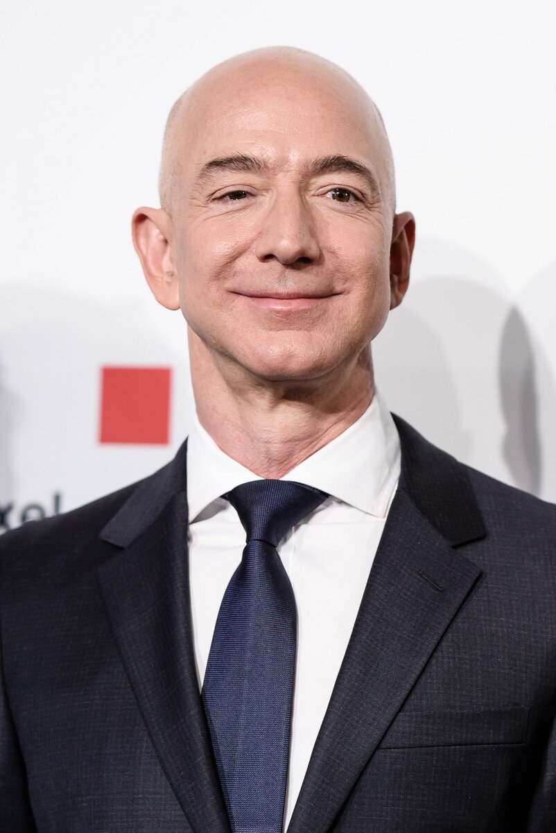 Джефф Безос — американский предприниматель, основатель компании Amazon, создатель и владелец аэрокосмической компании Blue Origin, один из самых богатых людей мира.