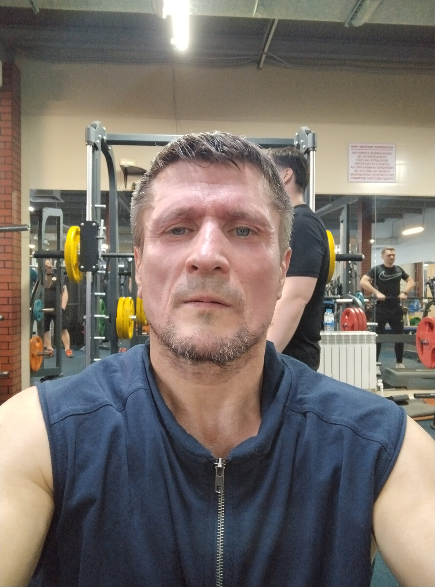 На фото автор канала в тренажёрном зале
