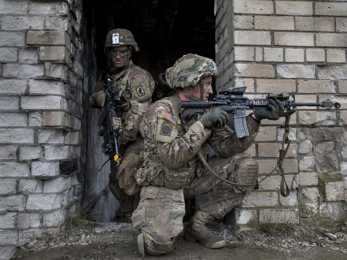    Американские десантники во время военных учений в Литве© AP Photo / Mindaugas Kulbis