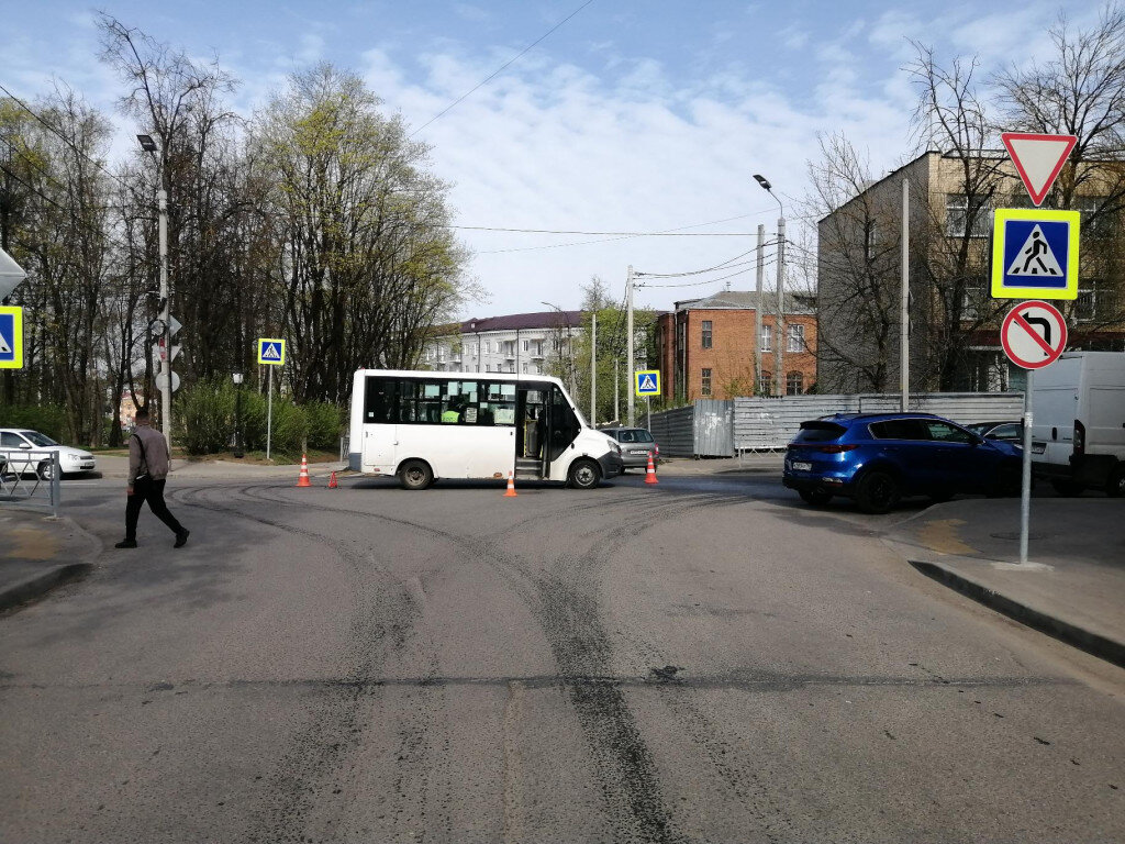 Есть пострадавший. В центре Смоленска иномарка спровоцировала ДТП с  маршруткой | Информагентство О чем говорит Смоленск | Дзен