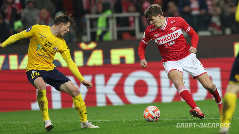    Защитник «Ростова» Евгений Чернов (слева) и нападающий «Спартака» Александр Соболев.Александр Федоров