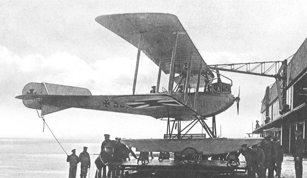  спуск на воду многоцелевого поплавкового гидросамолета Friedrichshafen FF 33e