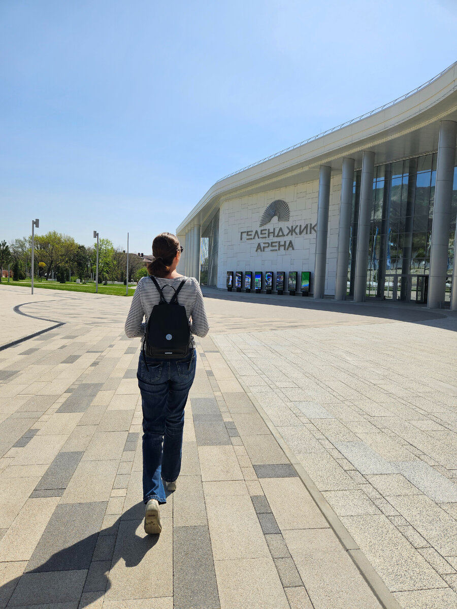 Геленджик Арена расположилась прямо на въезде в Геленджик (если ехать со стороны Новороссийска)