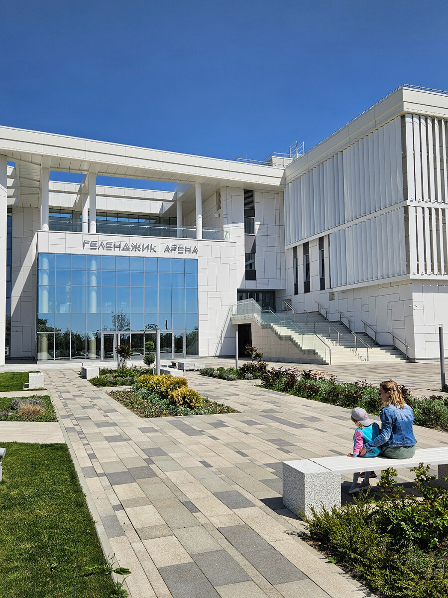 Из-за больших размеров здание имеет несколько входов-выходов