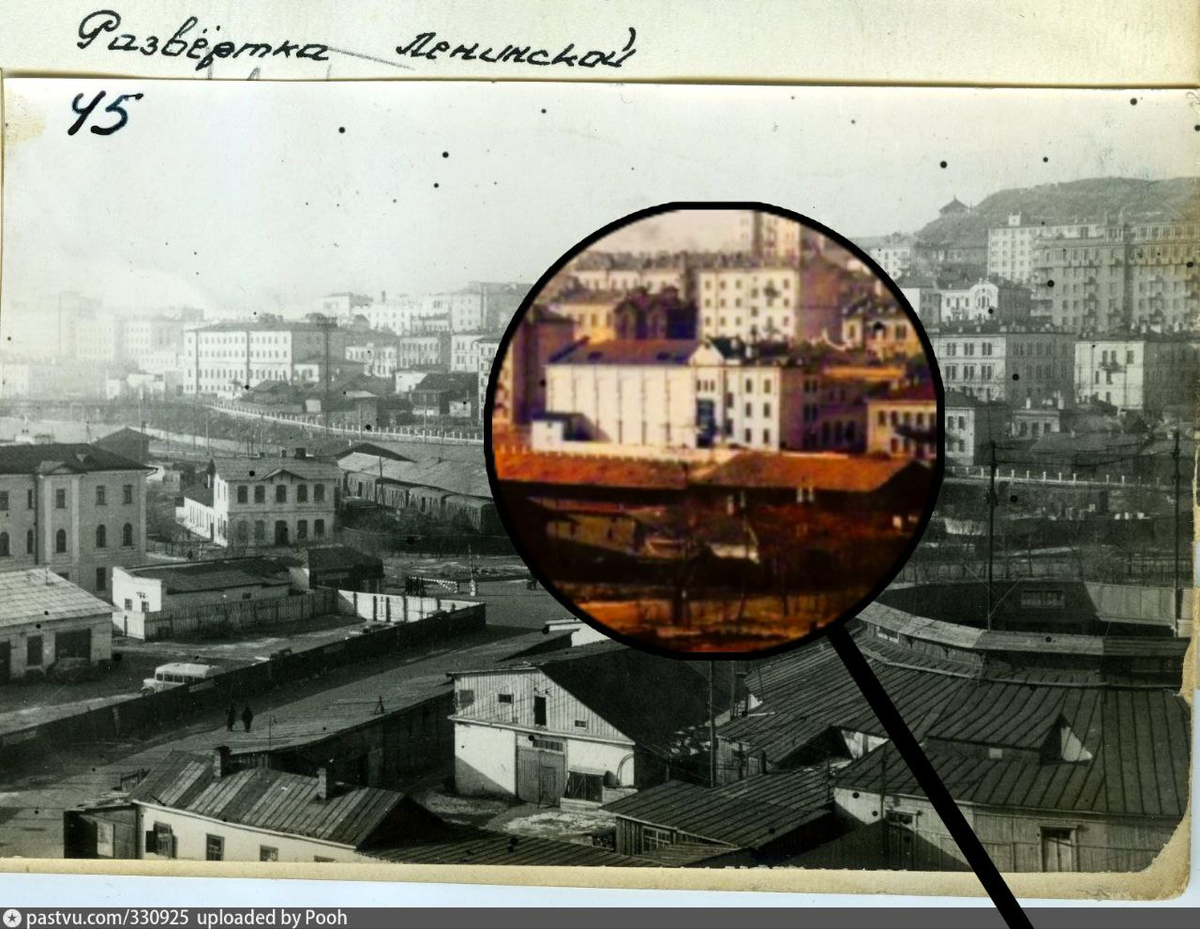 Эта фотография — сохранившееся изображение панорамы Владивостока и склада-холодильника. Кстати, легендарную голову видно даже издалека  