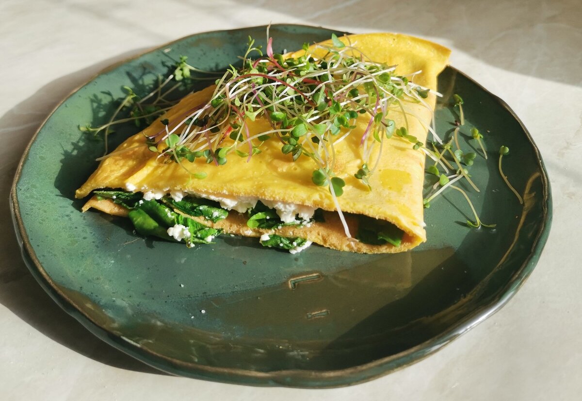 Завтрак от Елены Г. - нутовый блинчик с творогом и шпинатом. 