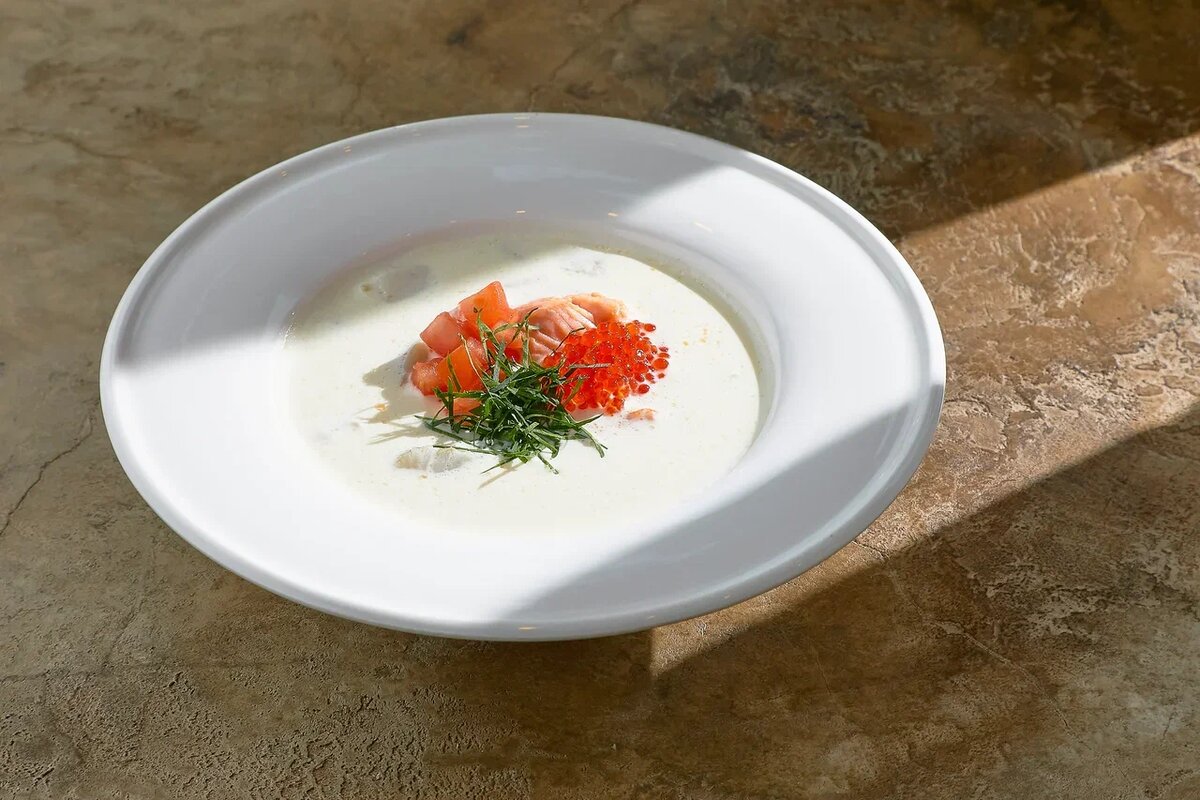 Уха «Лохикейтто» на сливках с красной икрой — одно из любимых блюд гостей ресторана «Густав Винтер»