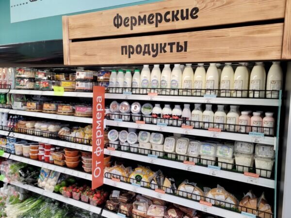 Фермерские продукты в магазине «Около». Кроме «Около» Х5 развивает также сеть «Чижик», приход которой уже несколько лет намечается в Петербург. Фото: ВКонтакте
