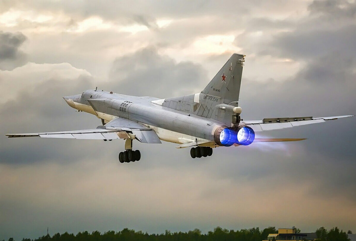 Ту22мз бомбардировщик. Ту-22м3 сверхзвуковой самолёт. Туполев ту-22м3. Самолеты Туполева ту 22м3.