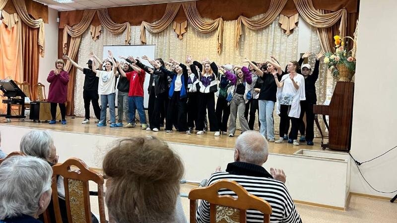    Студенты колледжа пищевой промышленности навестили ветеранов в доме-интернате «Лесное»