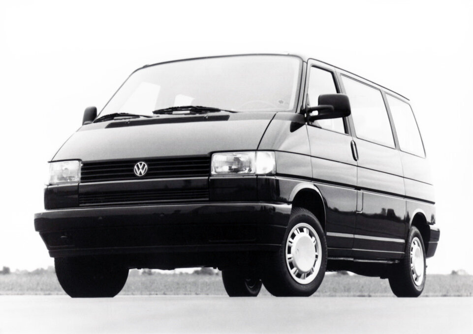 Обычный Eurovan со сдвижным диваном/кроватью, столом, поворотным пассажирским сиденьем  