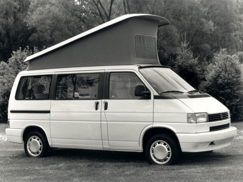 Eurovan MV Weekender. В добавку к комплектации обычного Евровена, шло еще одно сиденье (иногда пара) с расположенным внутри шкафчиком или холодильником и маленьким био туалетом. И обязательно с подъемной крышей. 