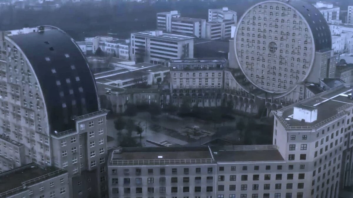 Многоквартирный дом, где живёт Калеб. Кадр из фильма. Источник: Источник:https://www.film.ru