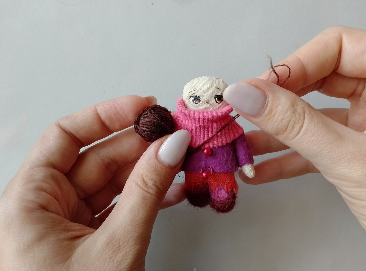 Пряжа в несколько сложений - это тонкая нить, предназначенная для вязания в неколько таких нитей для подбора нужной тольщины. Она бывает намотана в 1 или 2 слоя, в данном случае у меня в 2 нити. На причёёски таким маленьким куколкам пряжа в несколько сложений для меня - лптималный вариант: достаточно тонко и при этом не жёстко, как было бы с ирисом. Фтот из архива автора.