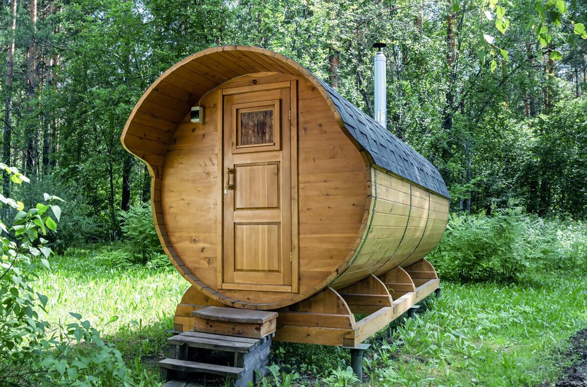 Shutterstock📷Если участок отличается перепадами высот, строение стараются возвести в самой высокой точке для упрощения водоотведения