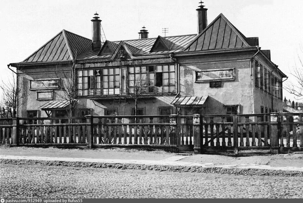 Женское начальное училище. Фото с сайта: pastvu.com
