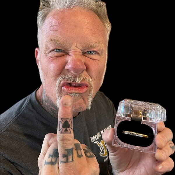     Джеймс Хетфилд сделал татуировку с прахом Лемми Килмистера