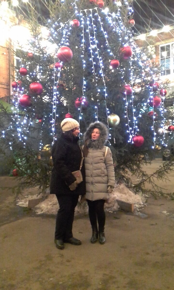 Это мы с подругой ещё до беременностей, забеременели почти одновременно, хоть подруга и на 5 лет младше меня 