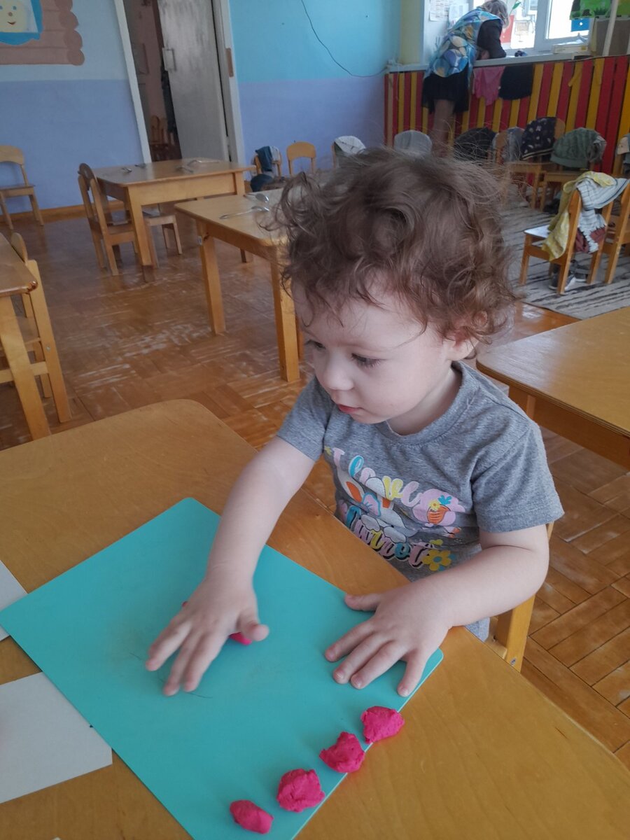 Агаточка в садике, видимо проснулась с тихого часа раньше других детей и её посадили лепить