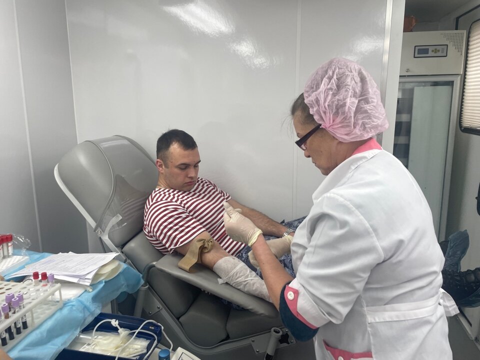 К Дню донора в Твери 10 росгвардейцев сдали свою кровь