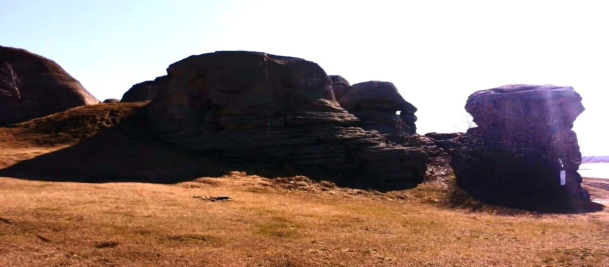 Сквозь такие окошки в скалах, стреляли из луков, возле них было найдено, множество гнутых бронзовых и ломанных каменных стрел.