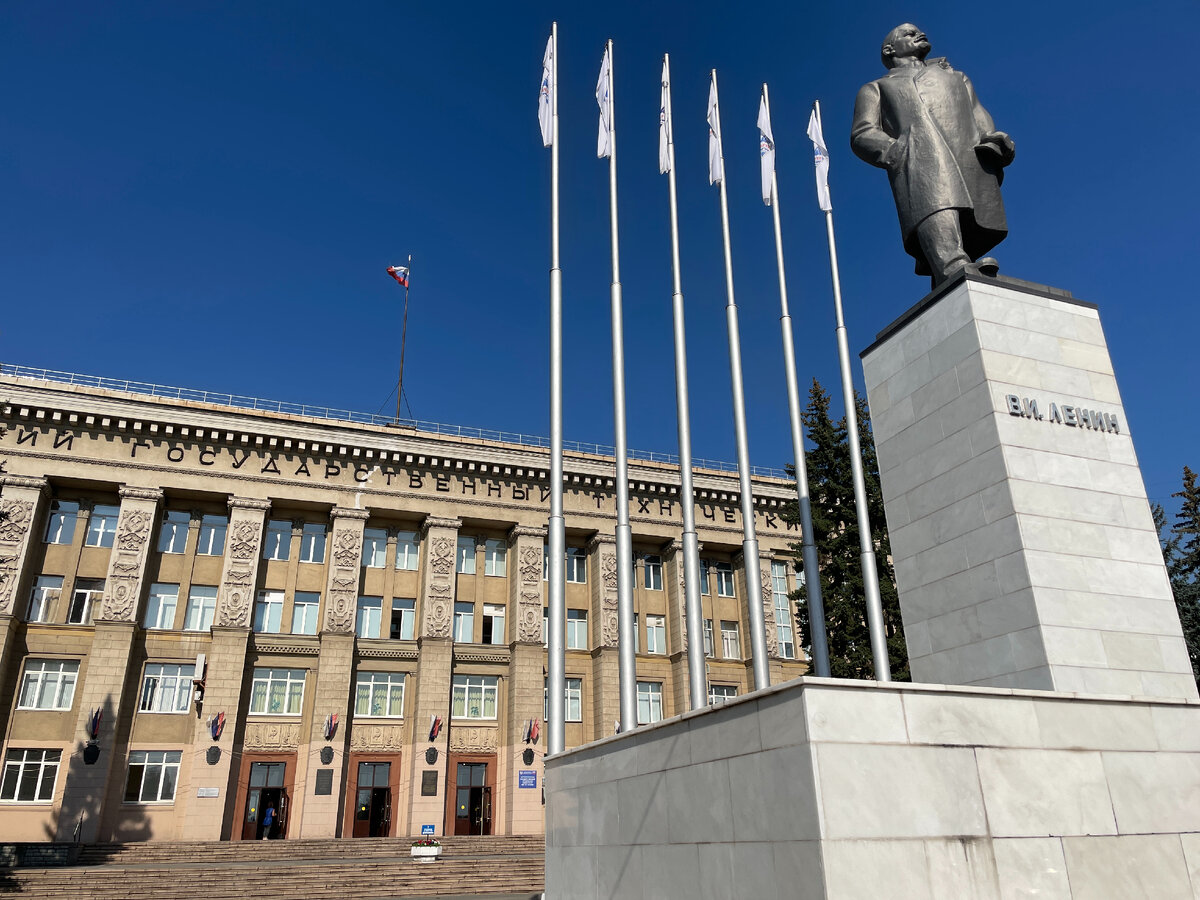 Памятник Ленину на площади Ленина