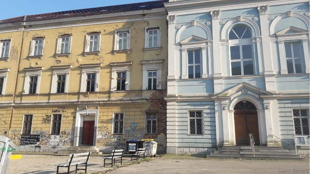 Известные фотографии школы в городе Травник в Боснии и Герцеговине 
