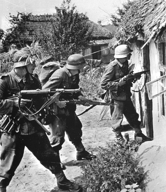 Немецкие солдаты врываются в дом