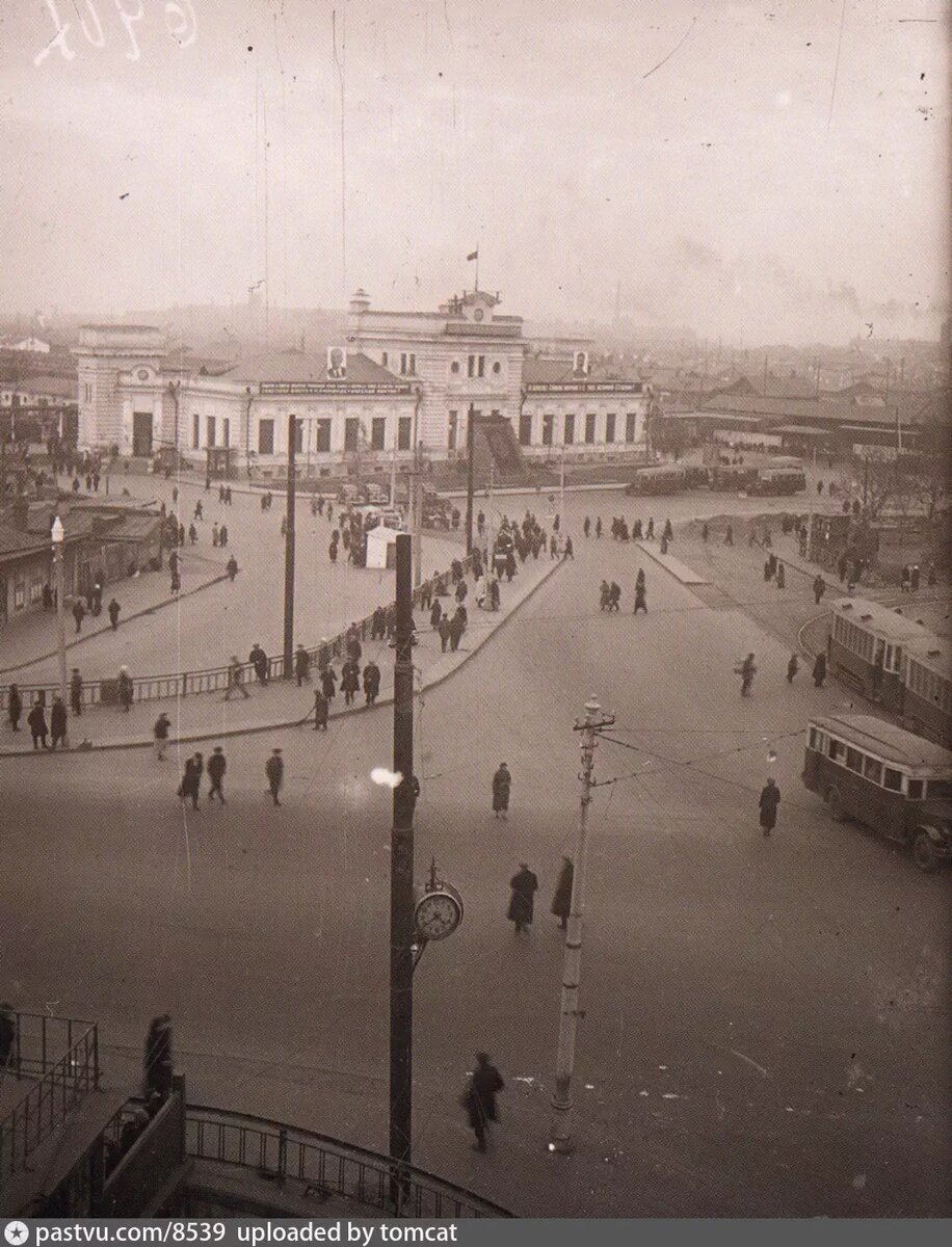 Здание Савёловского вокзала и площадь перед ним в 1938-1940 годах. С сайта www.pastvu.com.