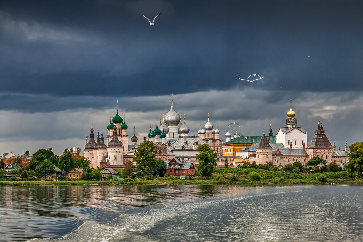 Погода ростов великий ярославская на 10. Ростов Великий Кремль на озере Неро. Ростов Великий река Неро. Река Великая Ярославль. Соборная площадь Ростов Великий.