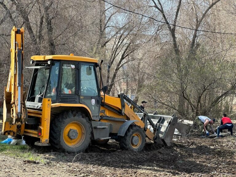    Сотрудники более 30 предприятий помогают Орску освободиться от мусора после подтопления Кристина Просвиркина