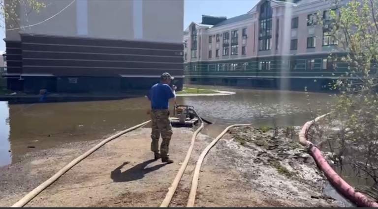    В Оренбурге откачивают воду с канализационных коллекторов и подвалов многоквартирок Марина Шарт