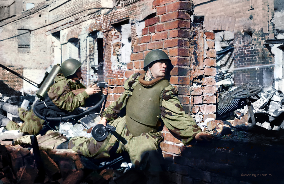 Бойцы инженерно-саперной штурмовой бригады в Кюстрине, 1945 года