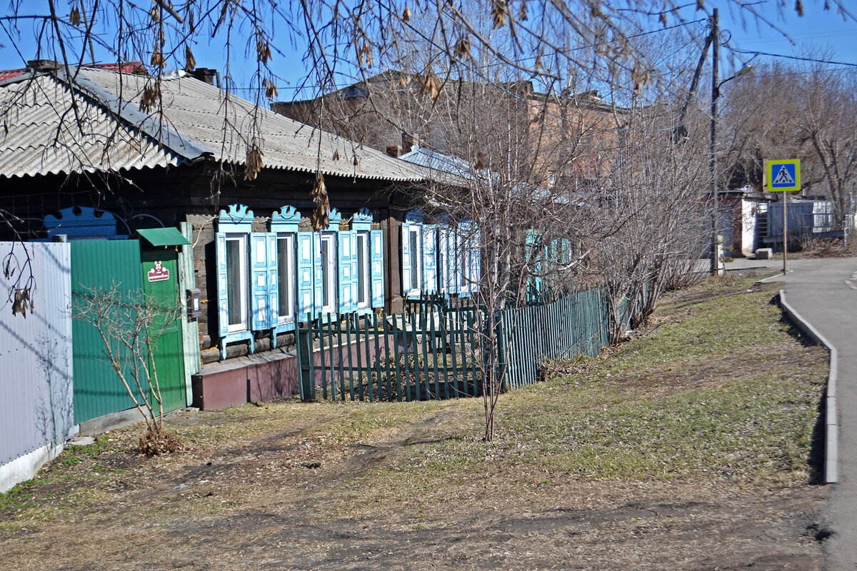     Левый берег Качи застроен частными домами, гаражами и автосервисами. Все это придется снести