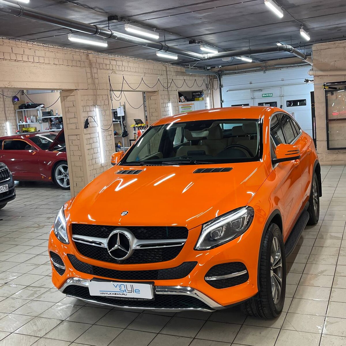 Mercedes GLE 350 на смене цвета из белого в сочный оранжевый | Автостудия  Vinyl Style | Дзен