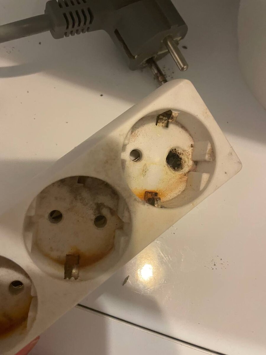 Удлинитель сгорел и расплавил вилку