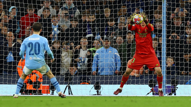    Андрей Лунин отражат пенальти в исполнении Бернарду Силвы. Reuters