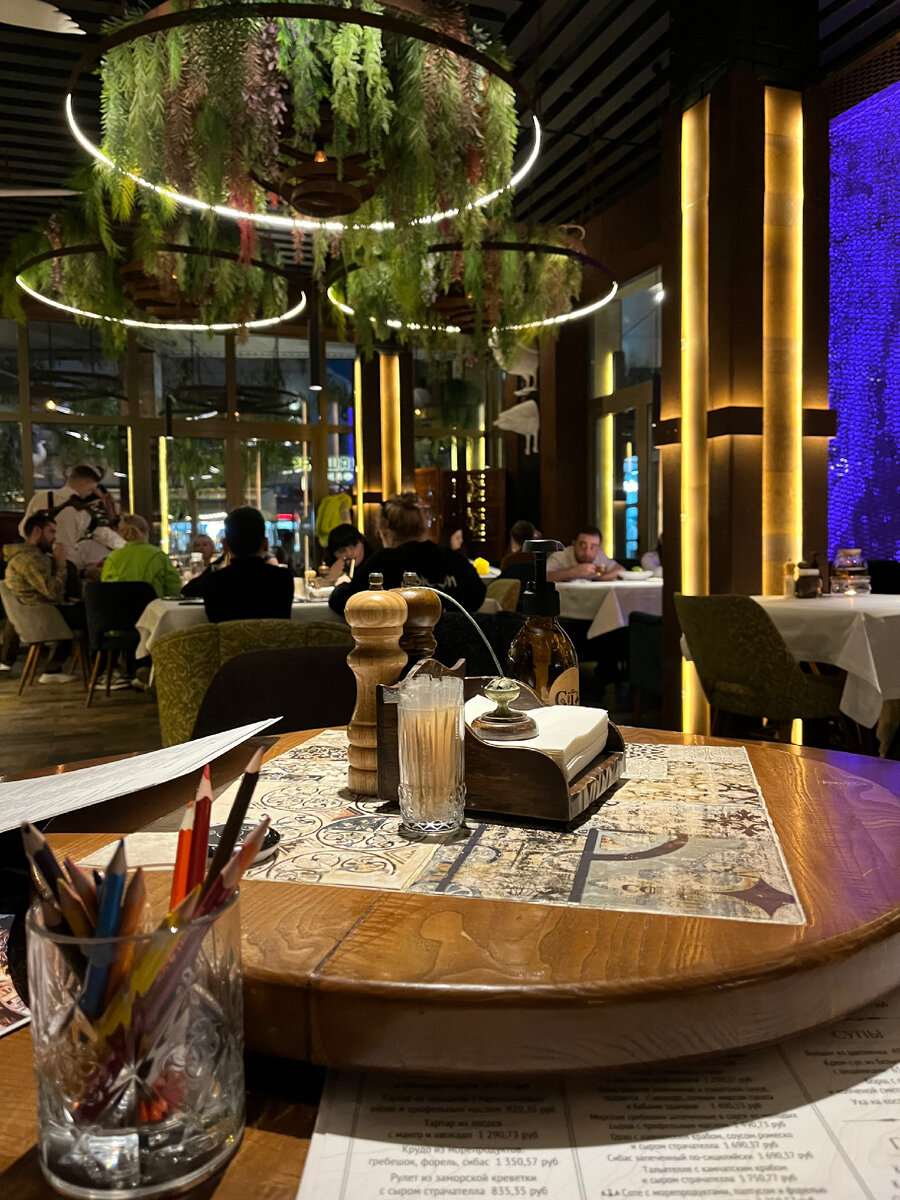 Приглушенный свет, обилие интересных деталей. Приятная музыка, все вместе создает потрясающую атмосферу.