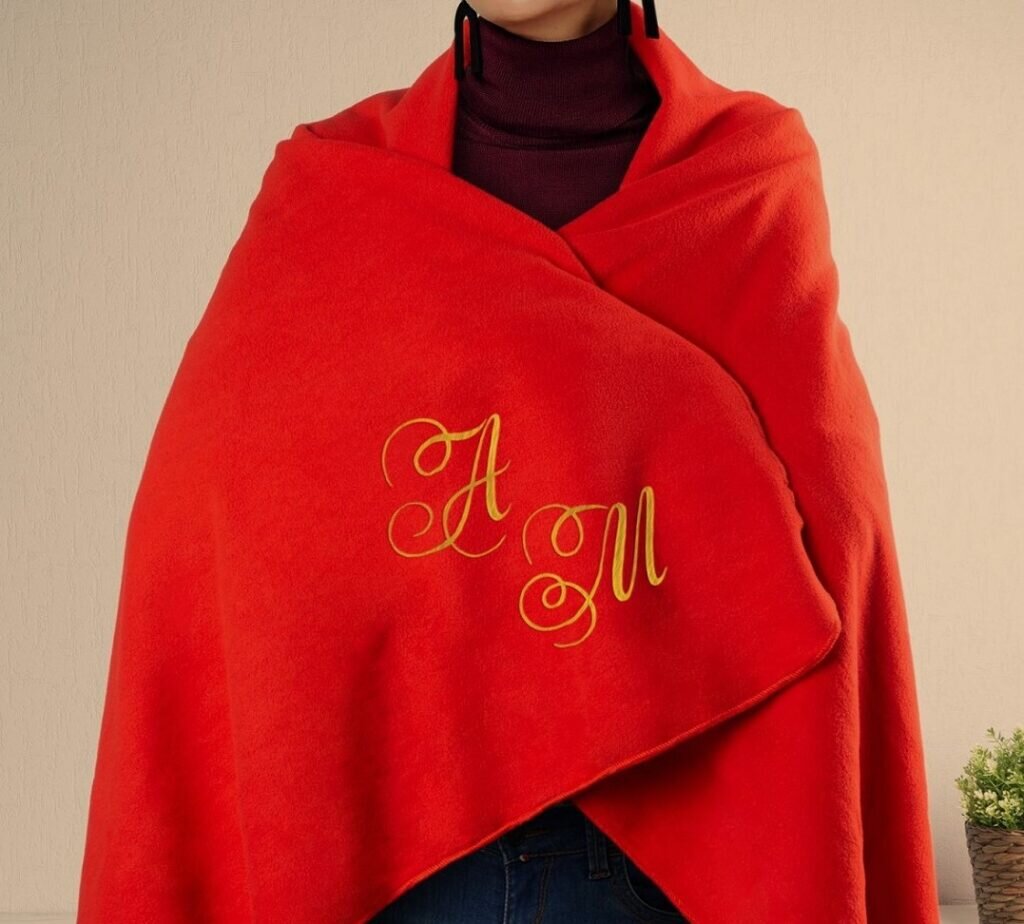 Мягкий плед с ее инициалами