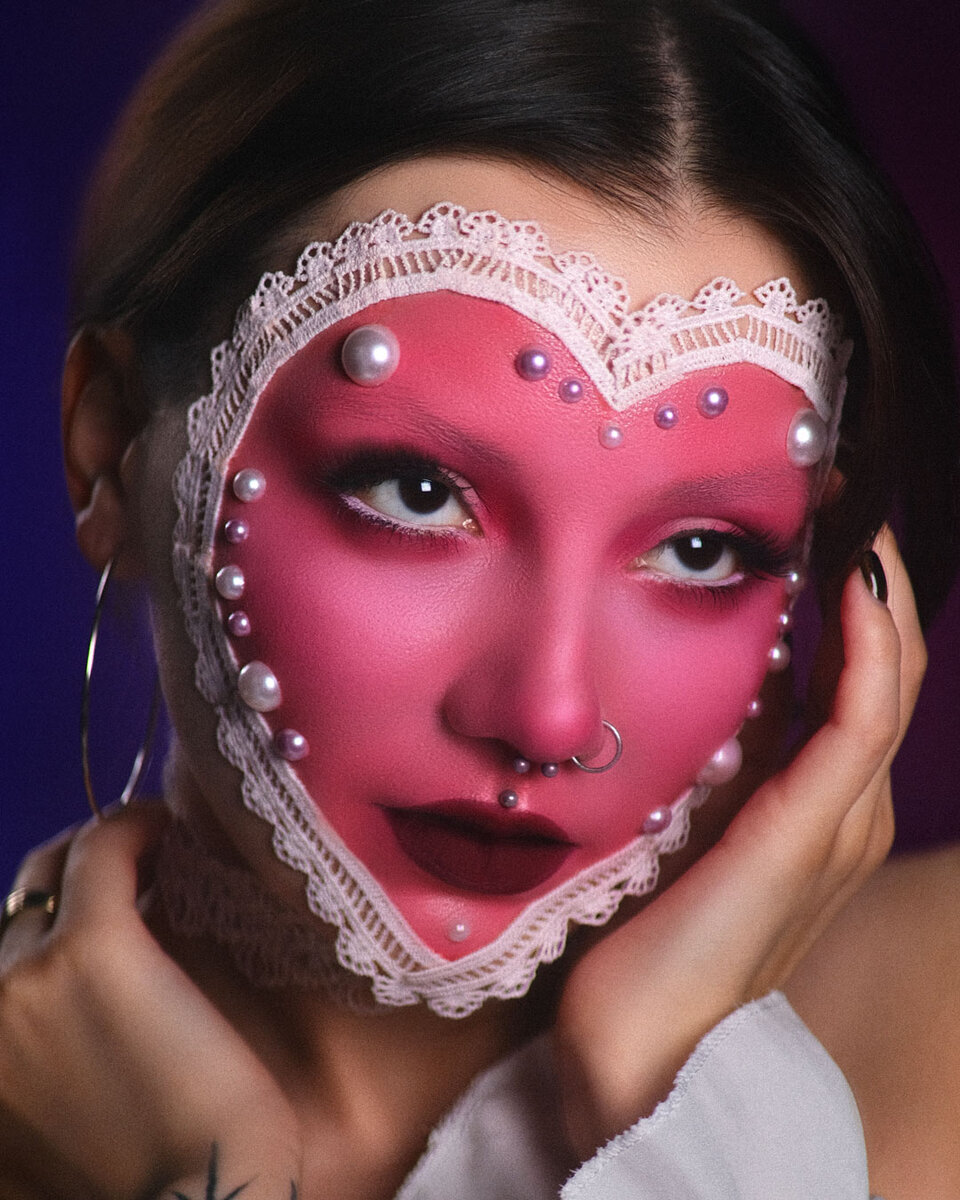 Всю эту косметику очень трудно смывать с лица, и кожа от этого не в восторге