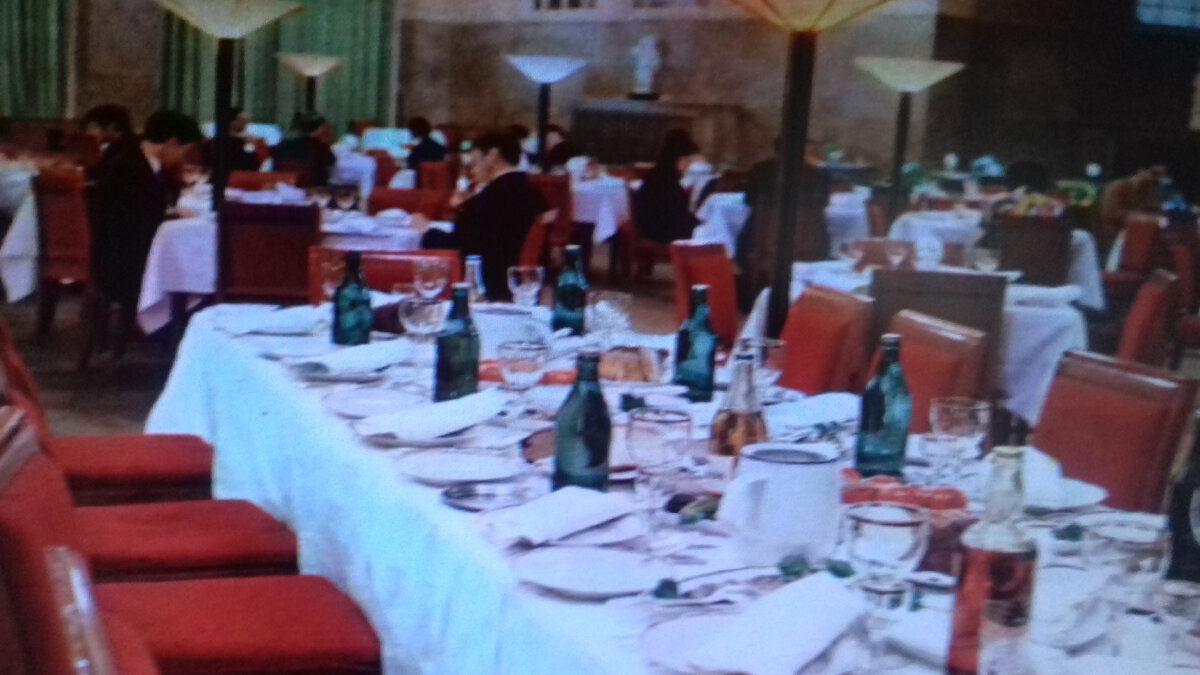 Так выглядел ресторан в советское время.Начало 90-ых годов. Фото из интернета.