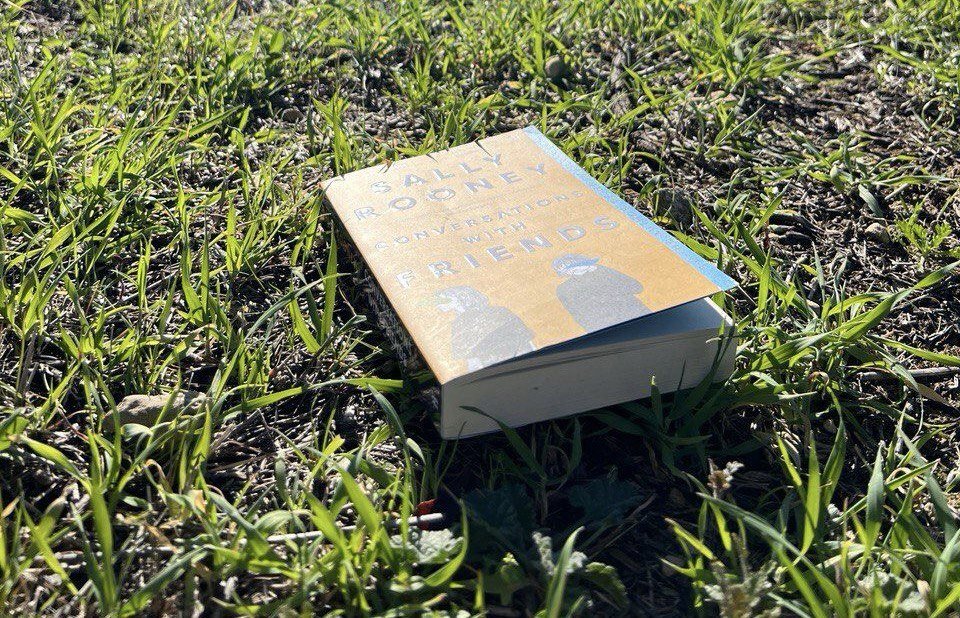 У меня бумажный экземпляр книги Салли Руни