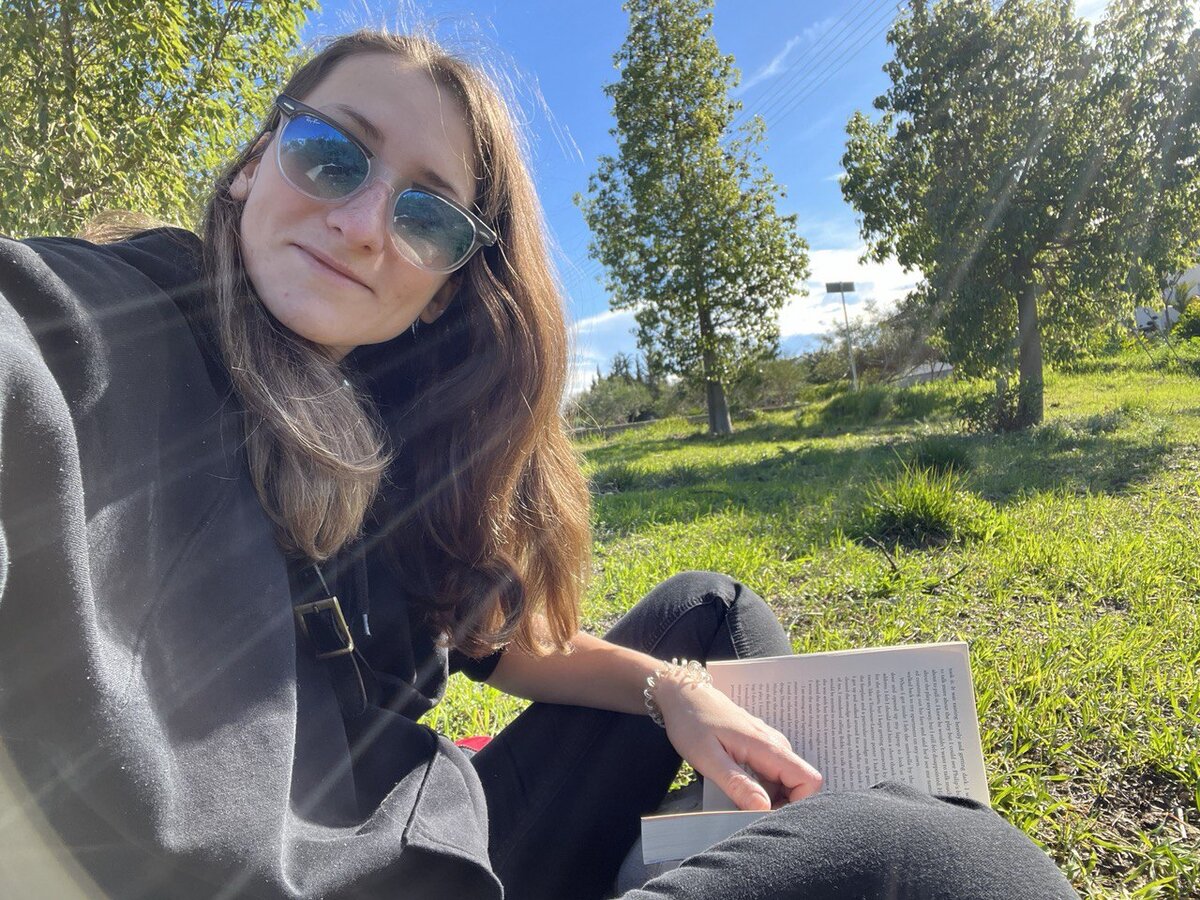 В хорошую погоду читаю на природе