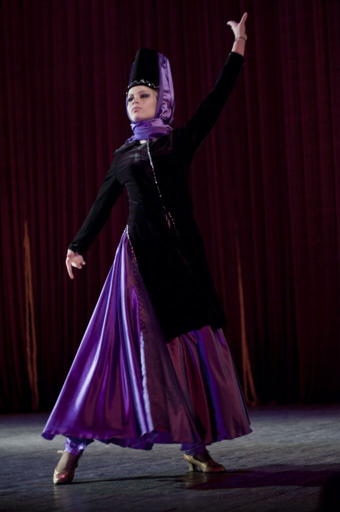 Я исполняю танец Долан в коллективе Рухсара на сцене театра Ромен. Фотография из личного архива