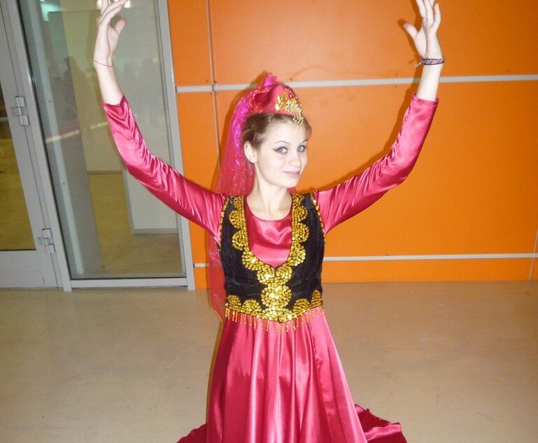 Я исполняю уйгурский танец на выставке журнала "Вокруг света" на ВДНХ. Фотография из личного архива