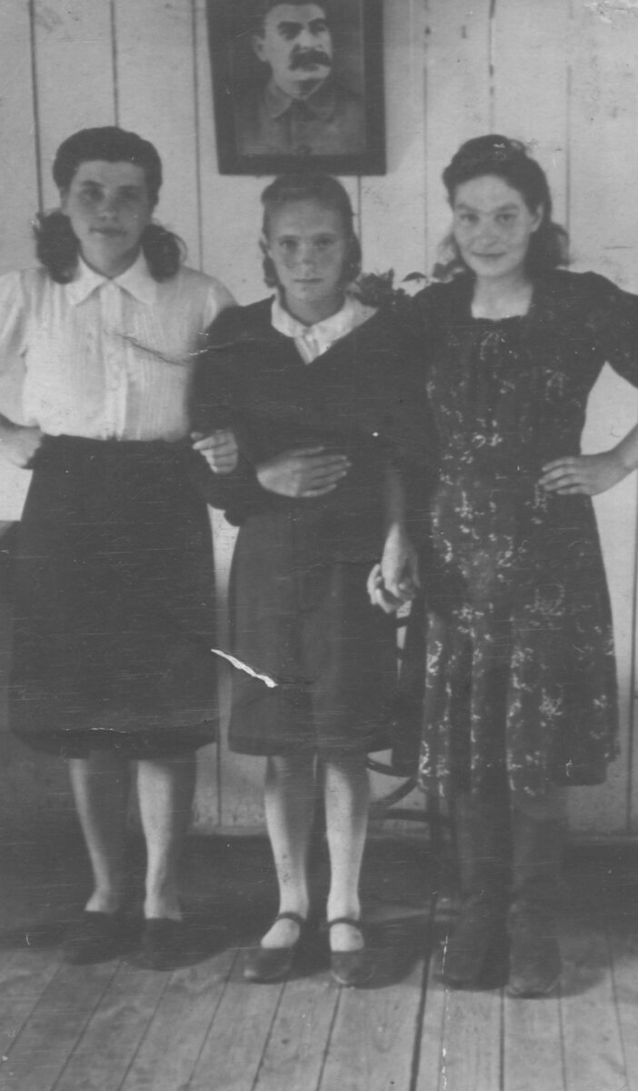 семейный архив. Сомневаюсь, что "несчастные жертвы сталинизма" стали бы фотографироваться на фоне портрета вождя, если считали бы себя жертвами, а не представительницами страны- победительницы.