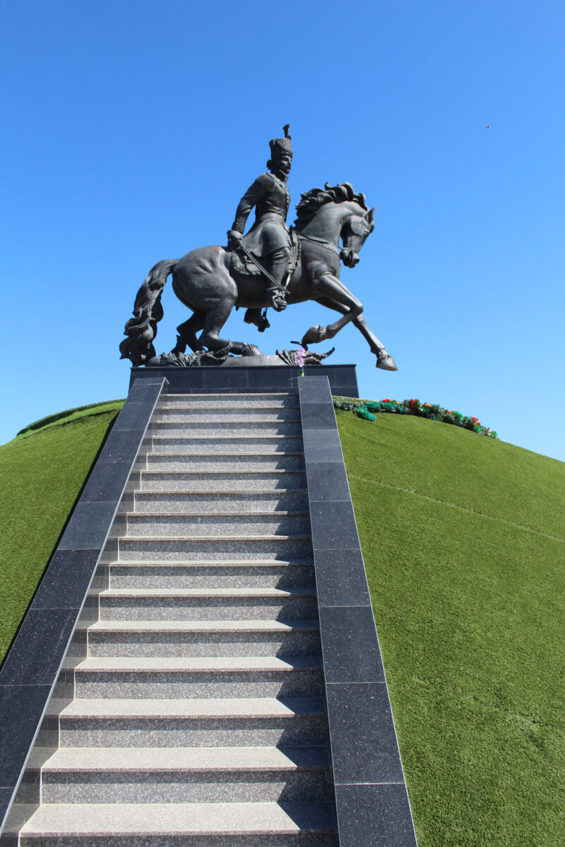 Лестница для подъёма к скульптуре атамана / Фото: Марина Величко.