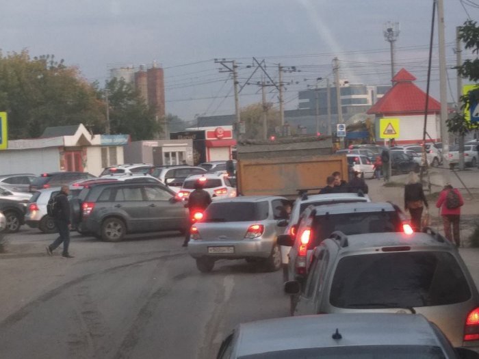 Затор на Бетонном переезде. Фото: ЧП Новосибирск